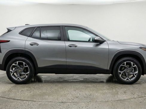 Used 2025 Chevrolet Trax LT w/ LT Convenience Package image 11