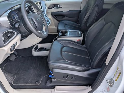Used 2024 Chrysler Pacifica Touring-L FWD image 15
