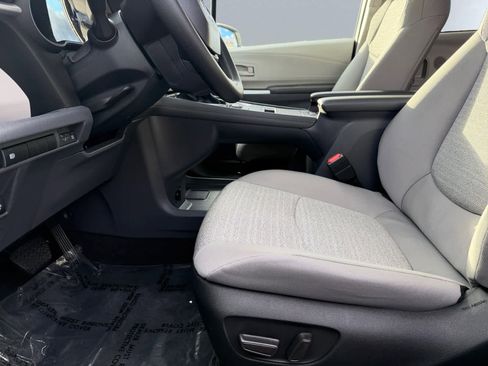 Used 2023 Toyota Sienna LE image 7