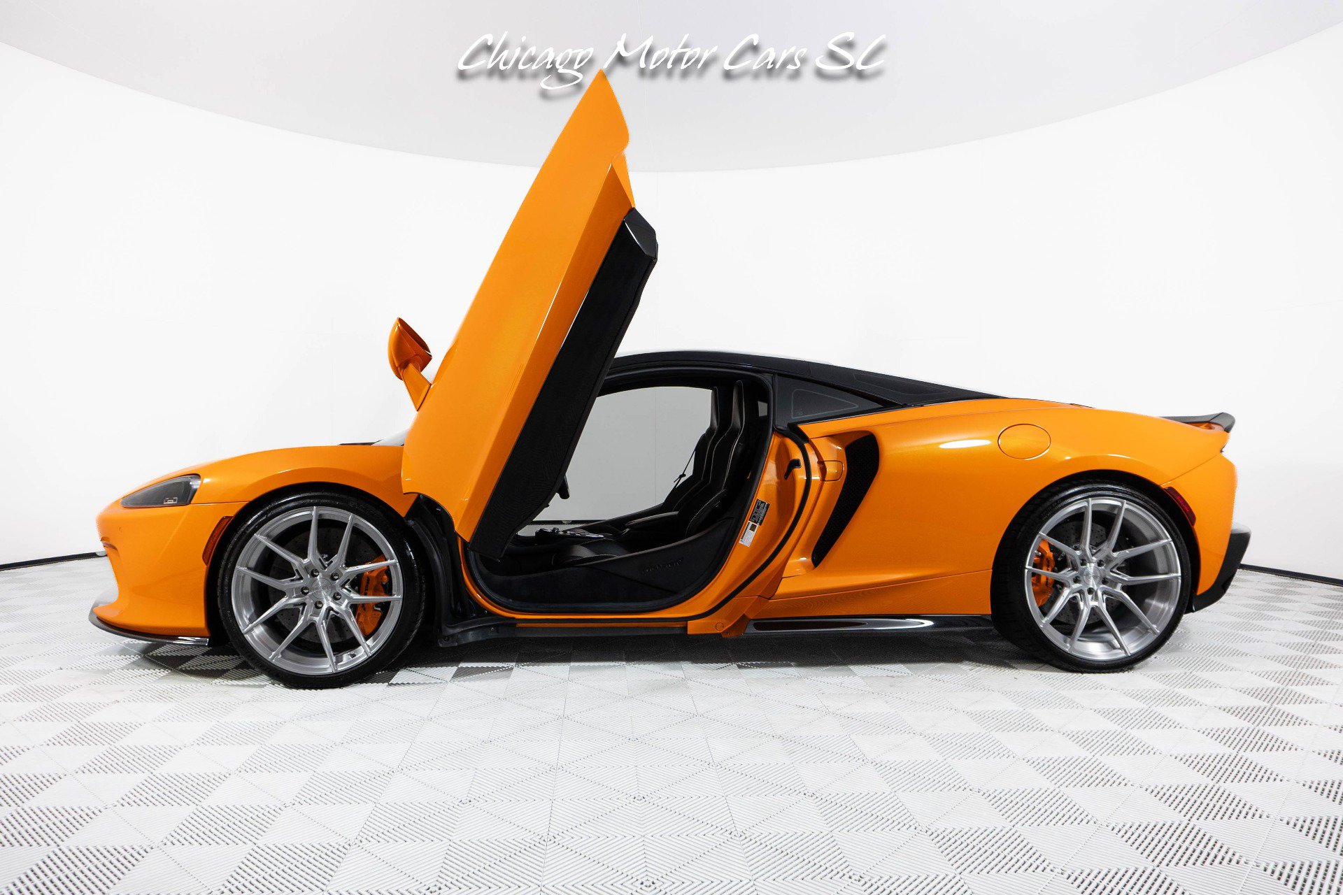 Used 2023 McLaren GT RWD image 18