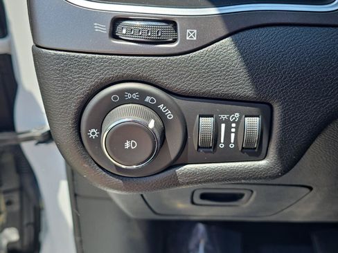 Used 2019 Jeep Cherokee Latitude w/ Cold Weather Group FWD image 20