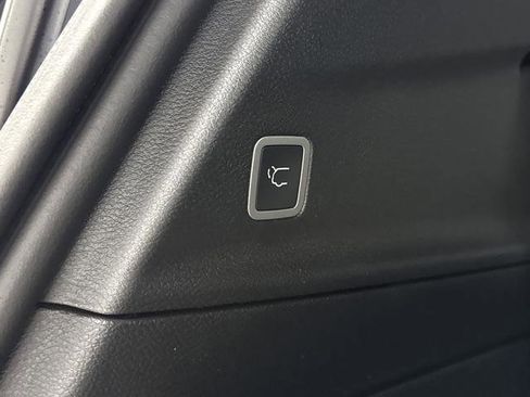 New 2026 Chrysler Pacifica Limited w/ Uconnect Theater Family Group image 17