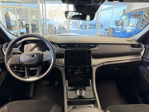 New 2025 Jeep Grand Cherokee Altitude image 12
