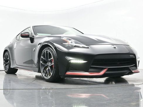 Used 2017 Nissan 370Z NISMO image 40