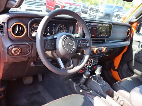 Used 2025 Jeep Wrangler Unlimited Rubicon AWD/4WD image 6