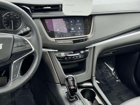 Certified 2025 Cadillac XT5 Premium Luxury FWD image 3