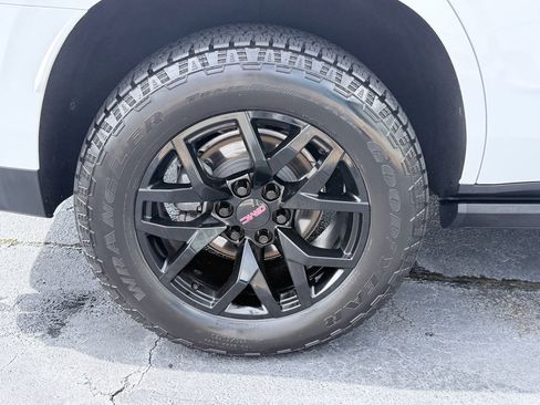 Used 2022 GMC Yukon AT4 w/ Technology Package AWD/4WD image 39