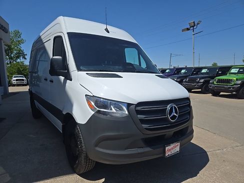 Used 2025 Mercedes-Benz Sprinter 2500 image 12