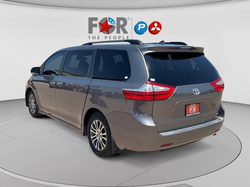 Used 2018 Toyota Sienna XLE w/ XLE Navigation Package FWD image 3