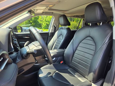 Used 2022 Toyota Highlander XLE AWD/4WD image 12