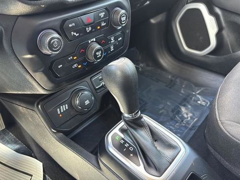 Used 2021 Jeep Renegade Latitude w/ Luxury Group I image 24