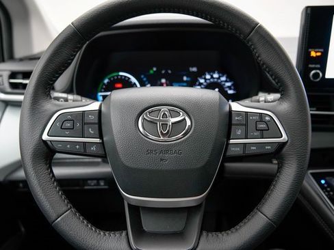 Used 2025 Toyota Sienna XLE image 25