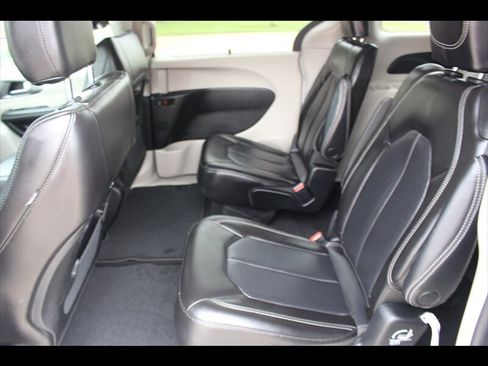 Used 2023 Chrysler Pacifica Touring-L FWD image 12