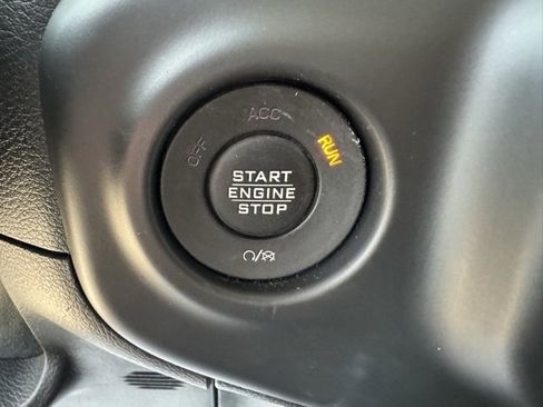 Used 2018 Jeep Wrangler Unlimited Sahara w/ Safety Group image 16