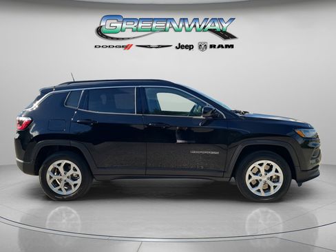 Used 2024 Jeep Compass Latitude image 4