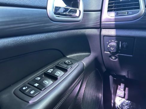 Used 2022 Jeep Grand Cherokee Laredo X AWD/4WD image 19