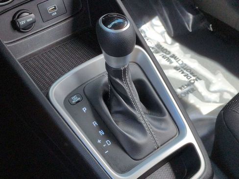 Certified 2021 Hyundai Venue SE FWD image 32