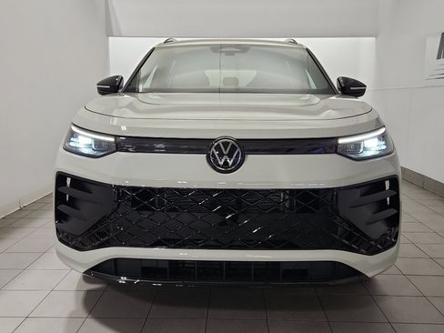 New 2026 Volkswagen Tiguan SE R-Line image 3