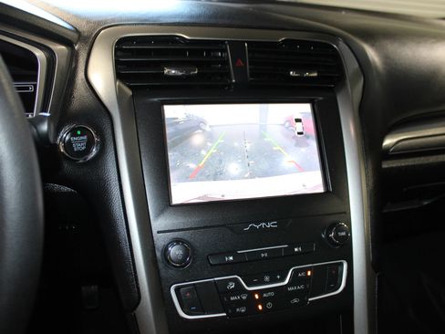 Used 2020 Ford Fusion SE FWD image 18