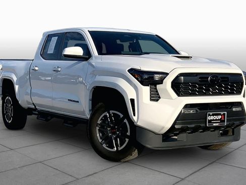 Used 2025 Toyota Tacoma TRD Sport RWD image 3