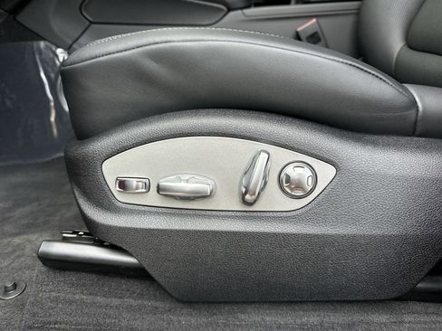 Certified 2025 Porsche Macan AWD/4WD image 8