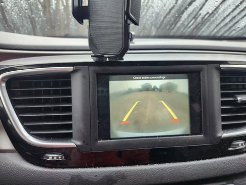 Used 2020 Chrysler Pacifica Touring-L image 13