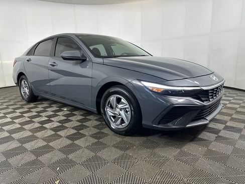 Used 2024 Hyundai Elantra SE image 2