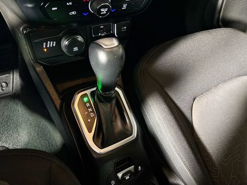 Used 2023 Jeep Renegade Latitude AWD/4WD image 18