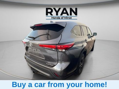 Used 2020 Toyota Highlander XLE image 3