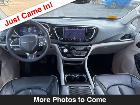 Used 2023 Chrysler Pacifica Limited image 10