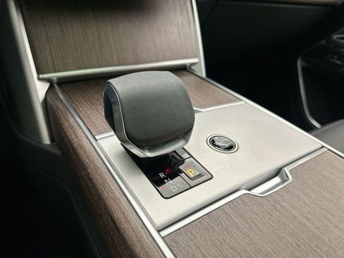 Used 2024 Land Rover Range Rover SE image 12