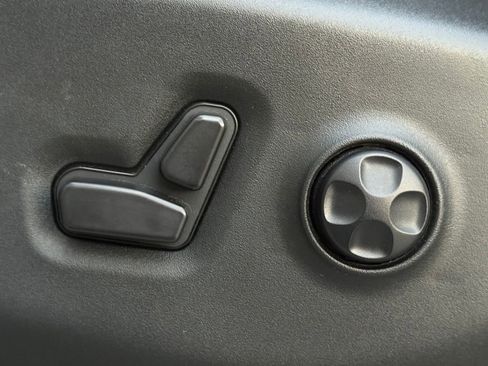 Used 2024 Chrysler Pacifica Touring-L image 16