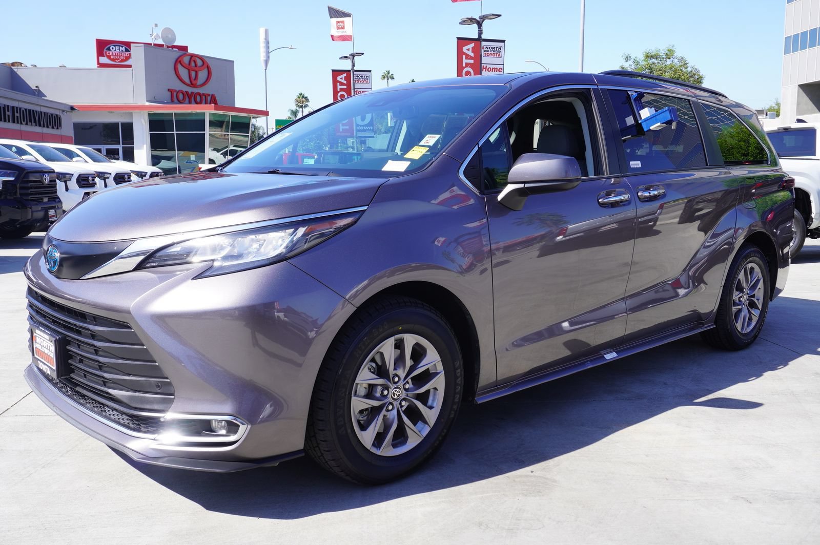 Certified 2023 Toyota Sienna XLE FWD image 4
