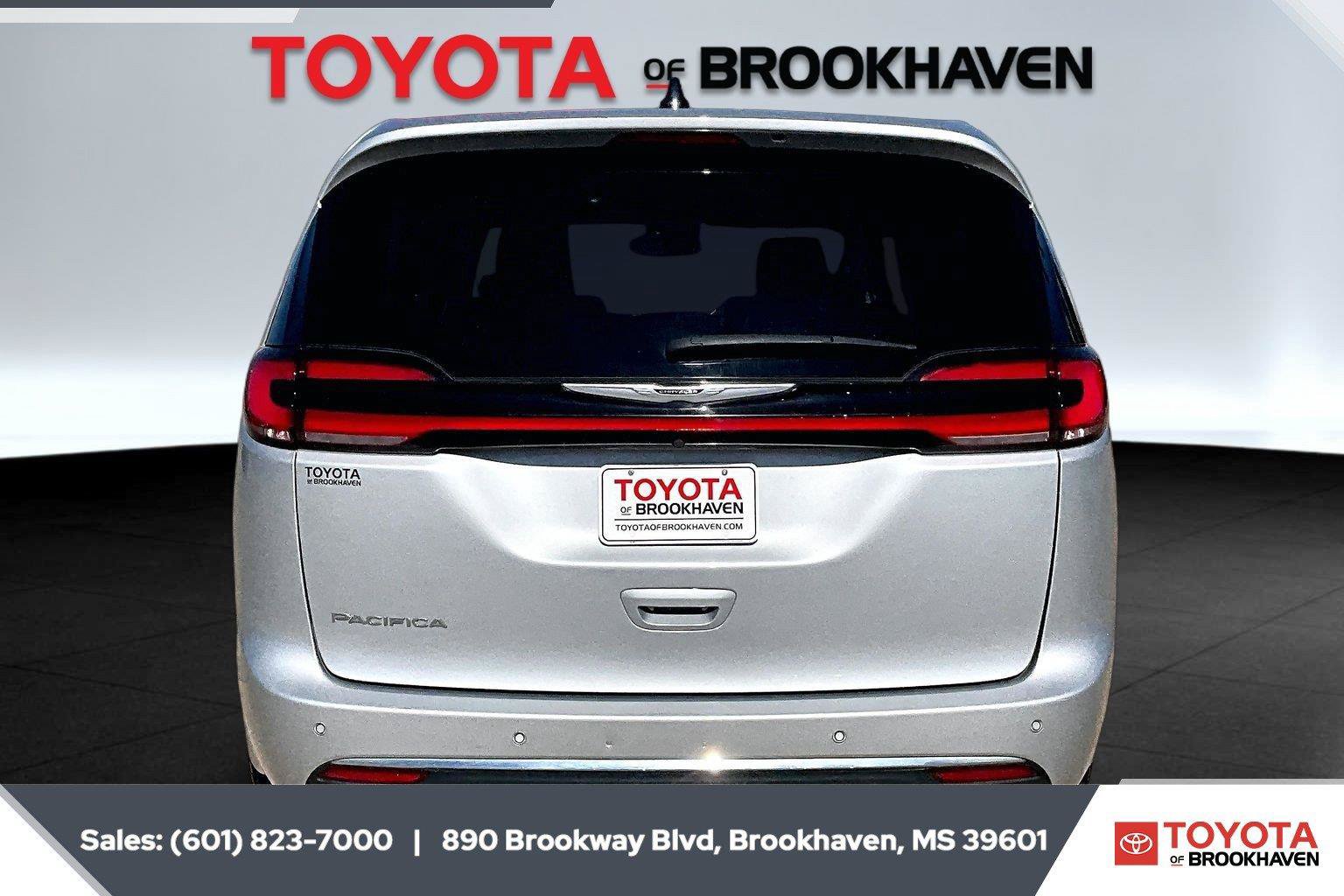 Used 2024 Chrysler Pacifica Touring-L FWD image 4