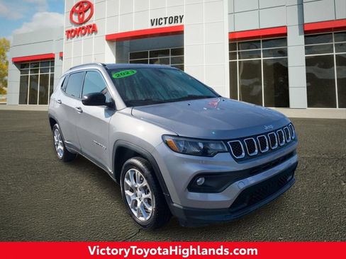 Used 2023 Jeep Compass Latitude AWD/4WD image 1