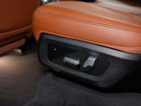 Used 2023 BMW X7 M60i image 32