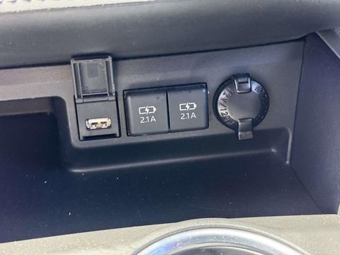 Used 2021 Toyota Highlander XLE AWD/4WD image 36