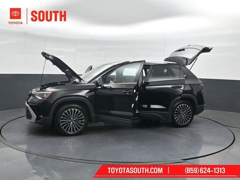 Used 2025 Volkswagen Taos SE FWD image 53
