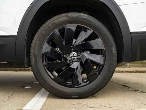 Used 2024 Volkswagen Atlas SE w/ Black Wheel Package image 15