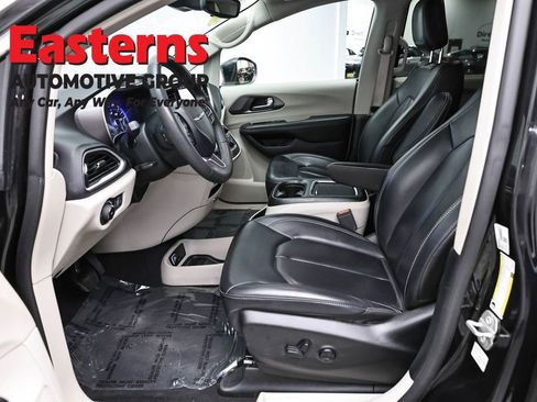 Used 2023 Chrysler Pacifica Touring-L FWD image 14