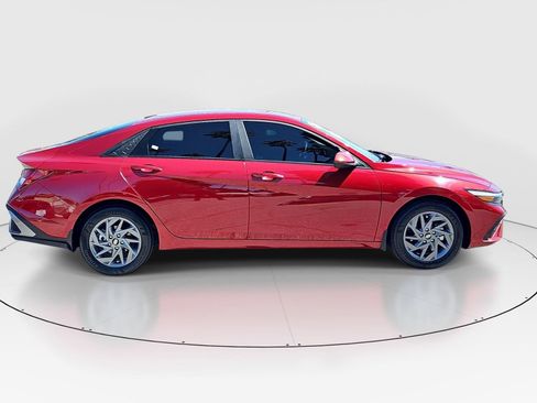 Used 2024 Hyundai Elantra Blue FWD image 4