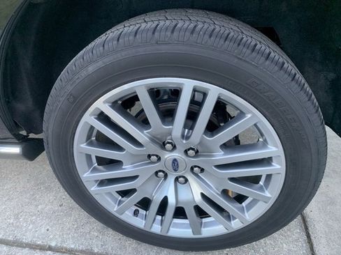 Used 2024 Ford Expedition Limited image 11