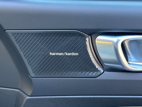 Certified 2023 Volvo XC40 B5 Plus image 22