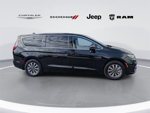 Used 2024 Chrysler Pacifica Select image 2