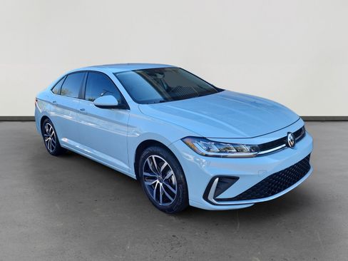 Certified 2025 Volkswagen Jetta SE image 7