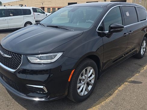 Used 2025 Chrysler Pacifica Select w/ Uconnect Theater Family Group AWD/4WD image 2