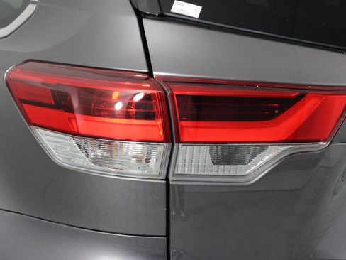 Used 2019 Toyota Highlander XLE AWD/4WD image 18