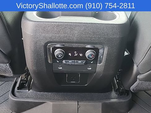 Used 2022 Chevrolet Suburban Z71 w/ Luxury Package AWD/4WD image 4