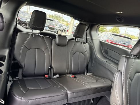 New 2026 Chrysler Pacifica Select image 26