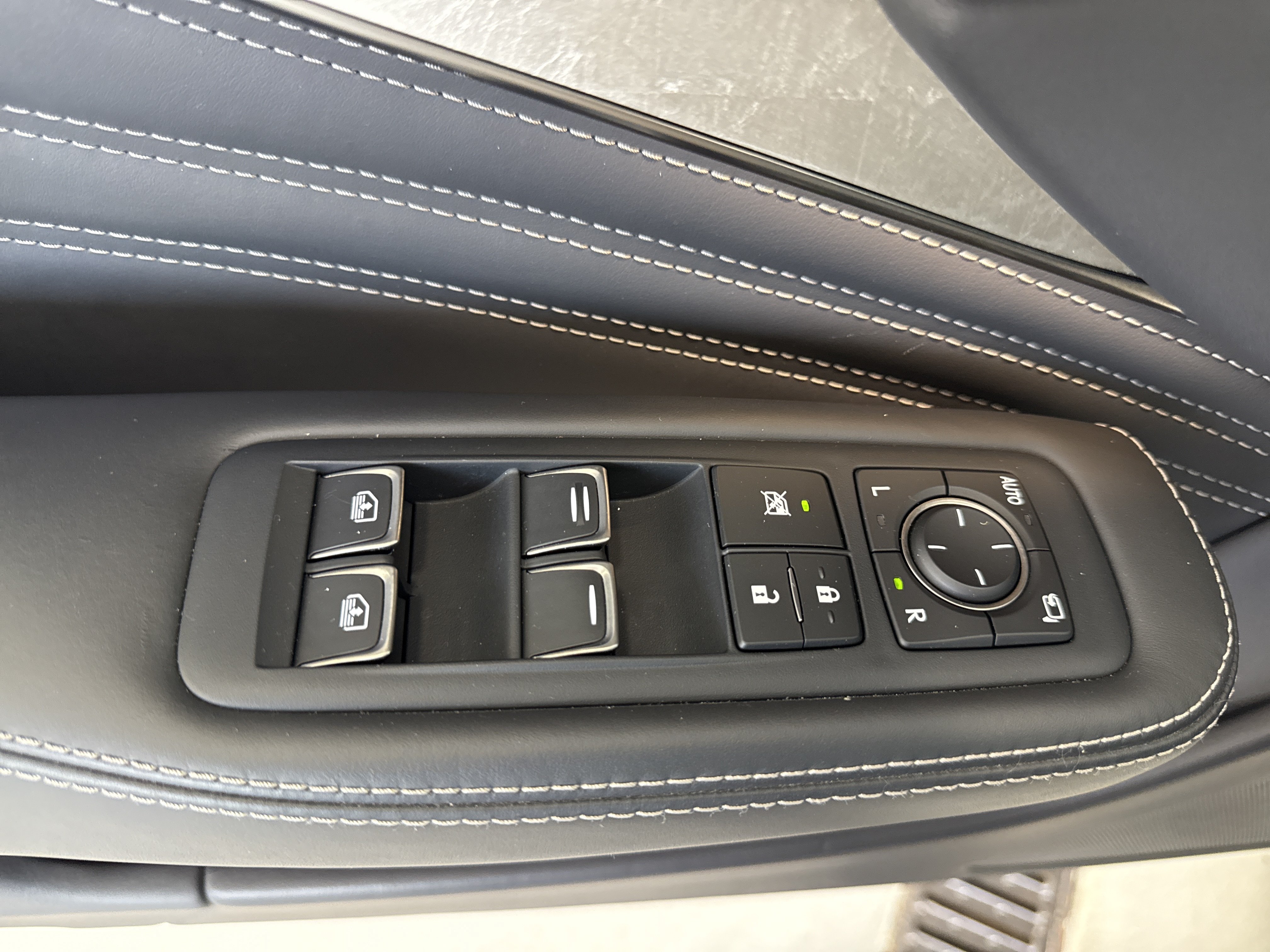 Used 2023 Lexus LS 500h AWD w/ Luxury Package image 19